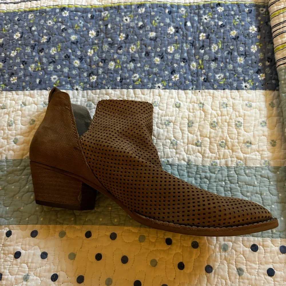 Dolce Vita Brown Ankle Booties with Distressed Leather and Lace-Up Design - Picture 3 of 4